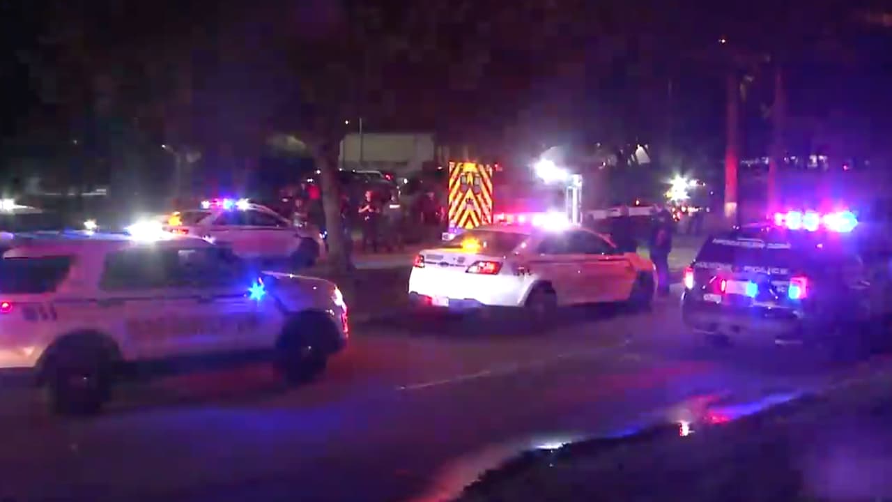 Una vez que el hombre no pudo seguir conduciendo, los oficiales removieron la ventanilla del vehículo para poder llegar a él. nadie resultó herido durante la persecución.