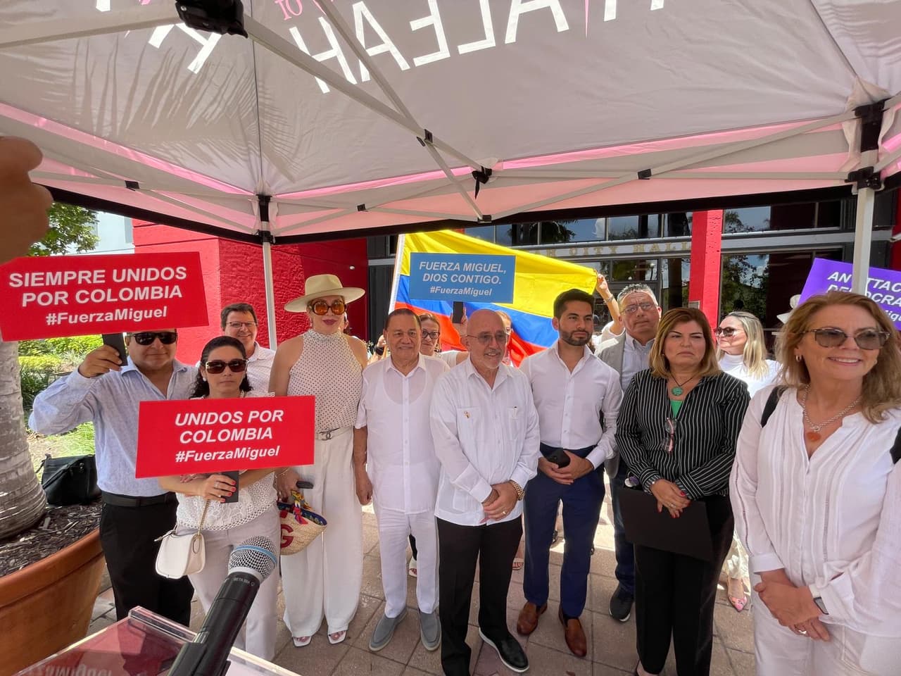 Manifestación en Hialeah en solidaridad con el candidato presidencial 
<a href="https://www.univision.com/noticias/america-latina/precandidato-presidencial-colombiano-sufre-atentado-en-bogota" target="_blank">Miguel Uribe Turbay, quien fue víctima de un atentado en Bogotá</a>.