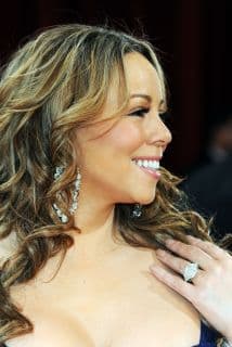 "Ella (Mariah Carey) tiene una tarjeta AMEX (American Express) propia, pero su equipo de administración de negocios 
<b>solo le permitió tener una debido a sus gastos</b>; siempre gastó tanto en ella, se agotaría al máximo", aseveró una fuente a Daily Mail.