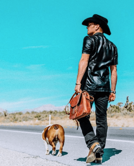 Benito no solo es el mejor amigo de El Dasa, sino que siempre lo acompaña, desde conciertos, hasta entrevistas.