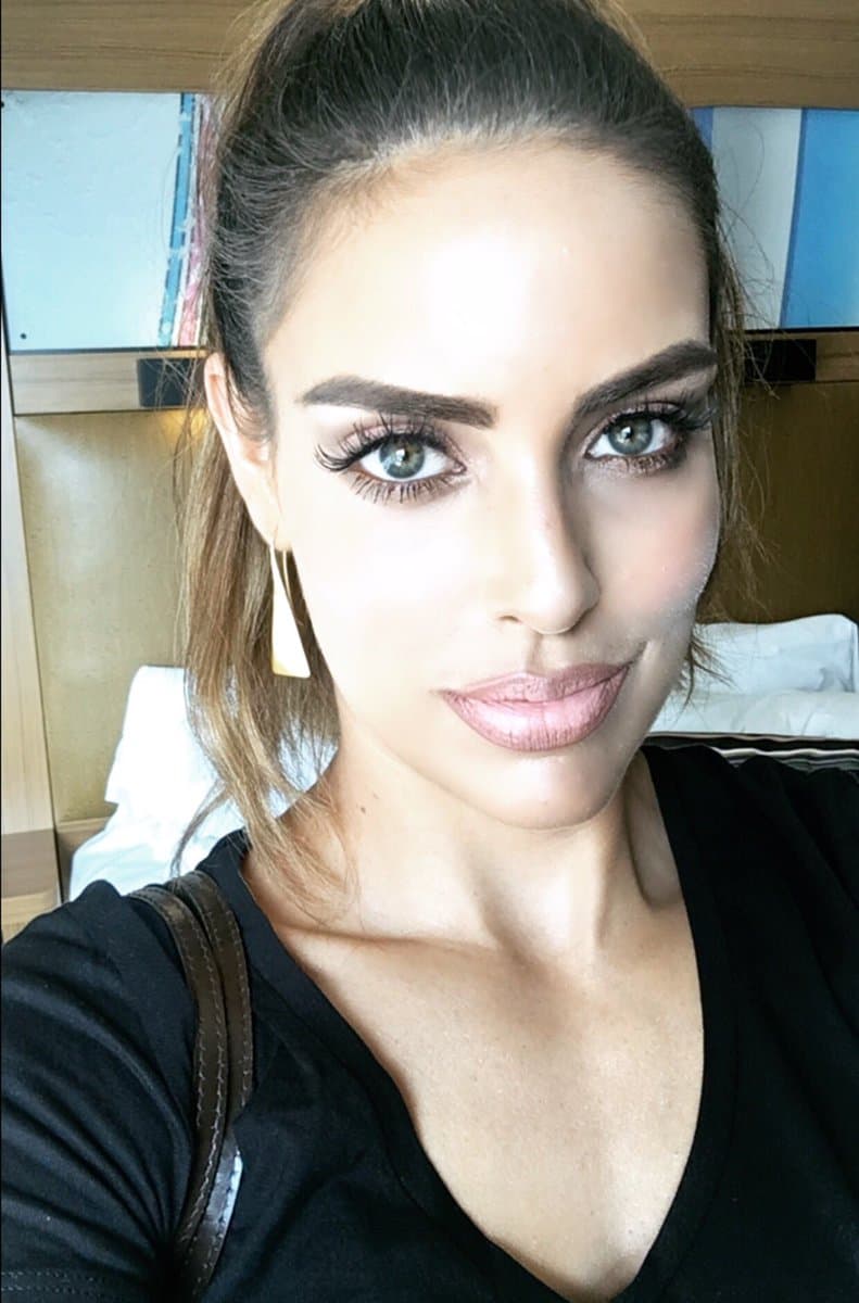 En las últimas semanas se dio a conocer que la actriz había firmado un 
<b><a href="http://www.univision.com/programas/novelas/mientras-unos-salen-otras-entran-mira-las-fotos-de-sara-corrales-la-nueva-consentida-de-televisa-fotos">contrado de exclusidad con la empresa Televisa</a></b>.