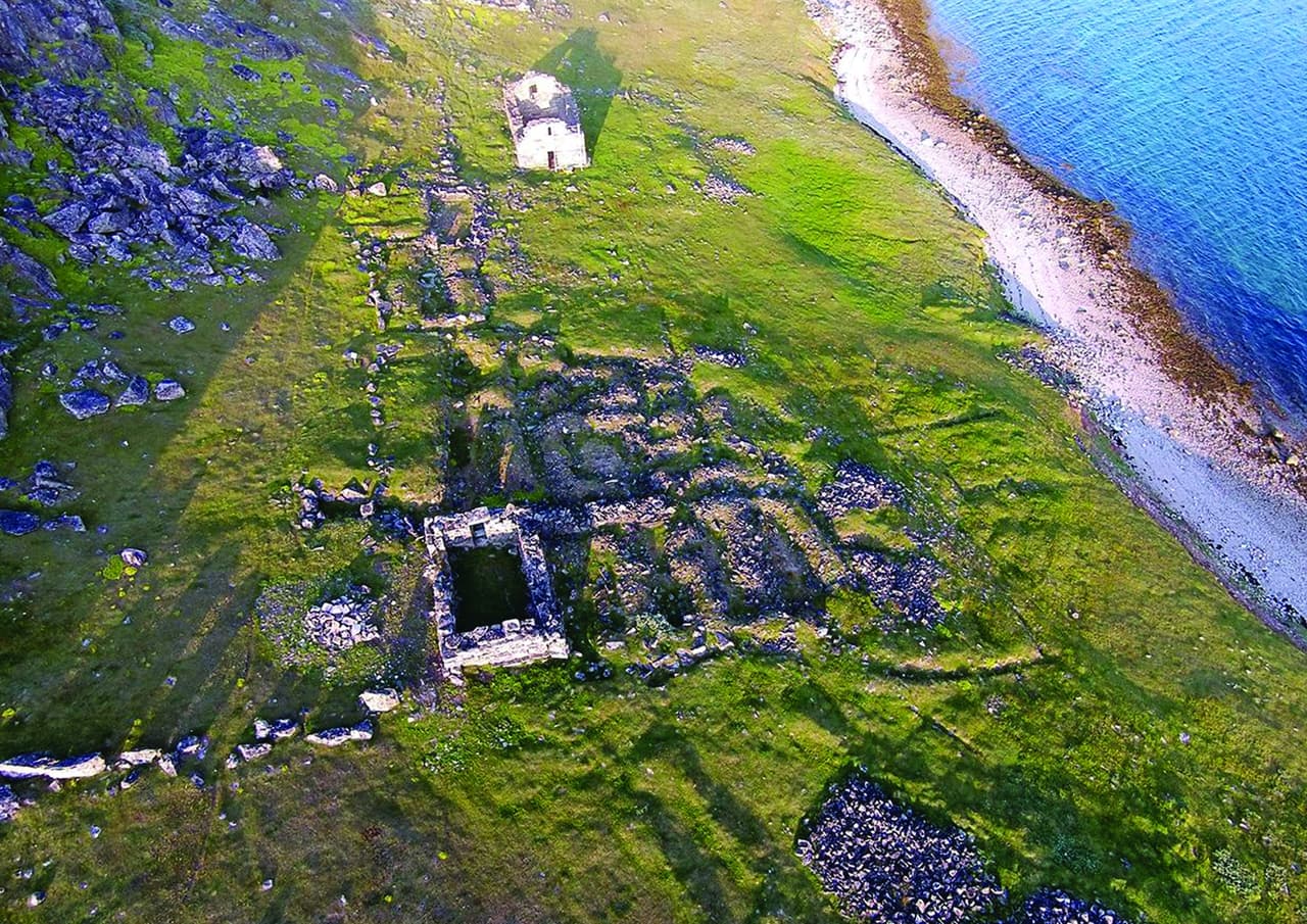 <b>Kujataa Groenlandia, Dinamarca. </b>Kujataa es un paisaje agrícola subártico situado en la región meridional de Groenlandia. Da testimonio de las historias culturales de los cazadores y recolectores nórdicos que comenzaron a llegar de Islandia en el siglo X y de los cazadores y comunidades agrícolas esquimales que se desarrollaron a partir de finales del siglo XVIII. A pesar de sus diferencias, las dos culturas, los europeos nórdicos y los esquimales (inuit), crearon un paisaje cultural basado en la agricultura, el pastoreo y la caza de mamíferos marinos.