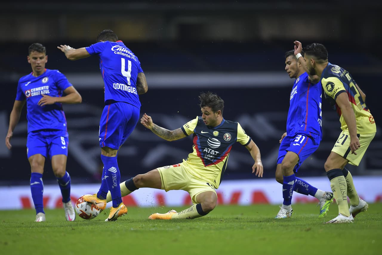 Cruz Azul es el único que genera peligro y las Águilas sufren de más en su área.