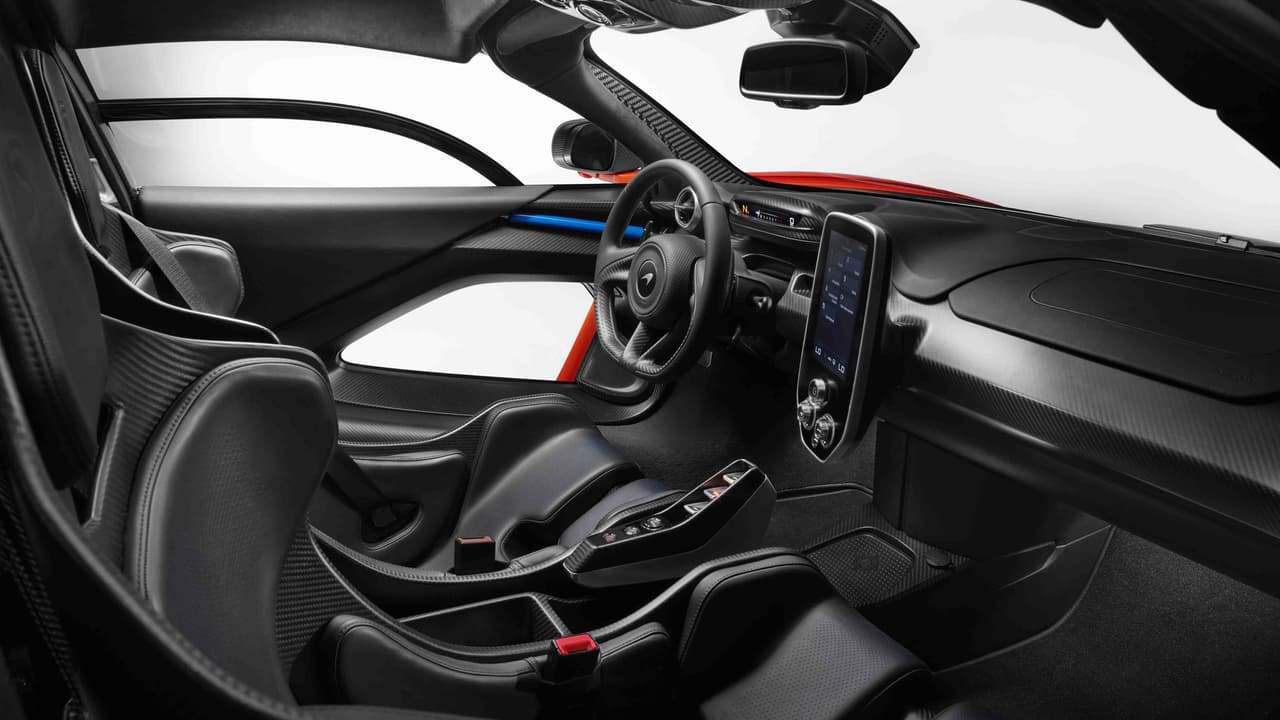 La única transmisión disponible es una automática de doble-embrague de 7 velocidades que propulsara las ruedas posteriores este carro de 2,641 libras de peso.