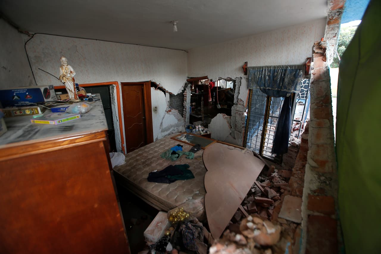 1. 
<b>Asegura tu espacio</b>
<br>Un terremoto puede mover casi cualquier cosa, por lo que se recomienda colocar objetos grandes o pesados en estantes inferiores e incluso alejar muebles como libreros de camas y sofás. También 
<b>asegura televisores, computadoras, libreros, muebles</b>, calentadores de agua y todo aquello que puede producir lesiones o daños.