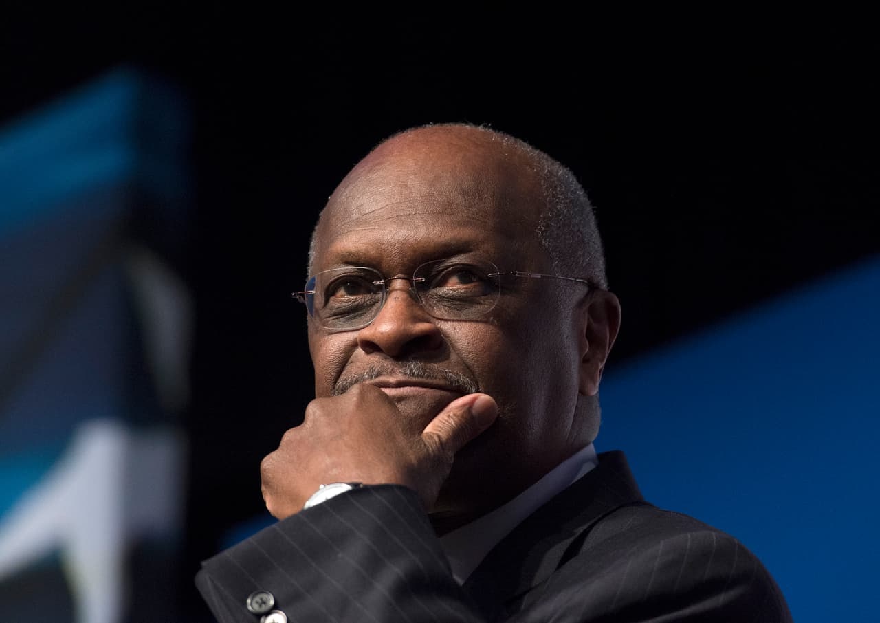 <b>Herman Cain.</b> Durante la campaña por la nominación presidencial republicana de 201
<a href="http://www.cnn.com/2016/10/21/politics/trump-on-herman-cain/index.html" target="_blank">1 <b>varias mujeres denunciaron al empresario por supuesto comportamiento sexual sugestivo</b></a>
<b> </b>cuando el aspirante a presidente era director de la Asociación Nacional de Restaurantes. Aunque el político negó las acusaciones, los señalamientos terminaron con su carrera por la presidencia luego de haber bajado fuertemente en las encuestas.
