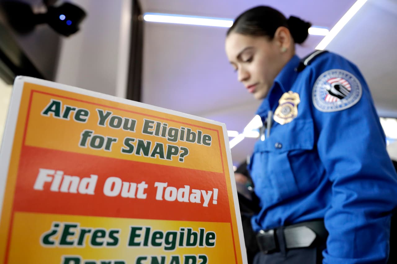 Gobierno propone cambiar regla de carga pública que aplica a quienes piden la residencia