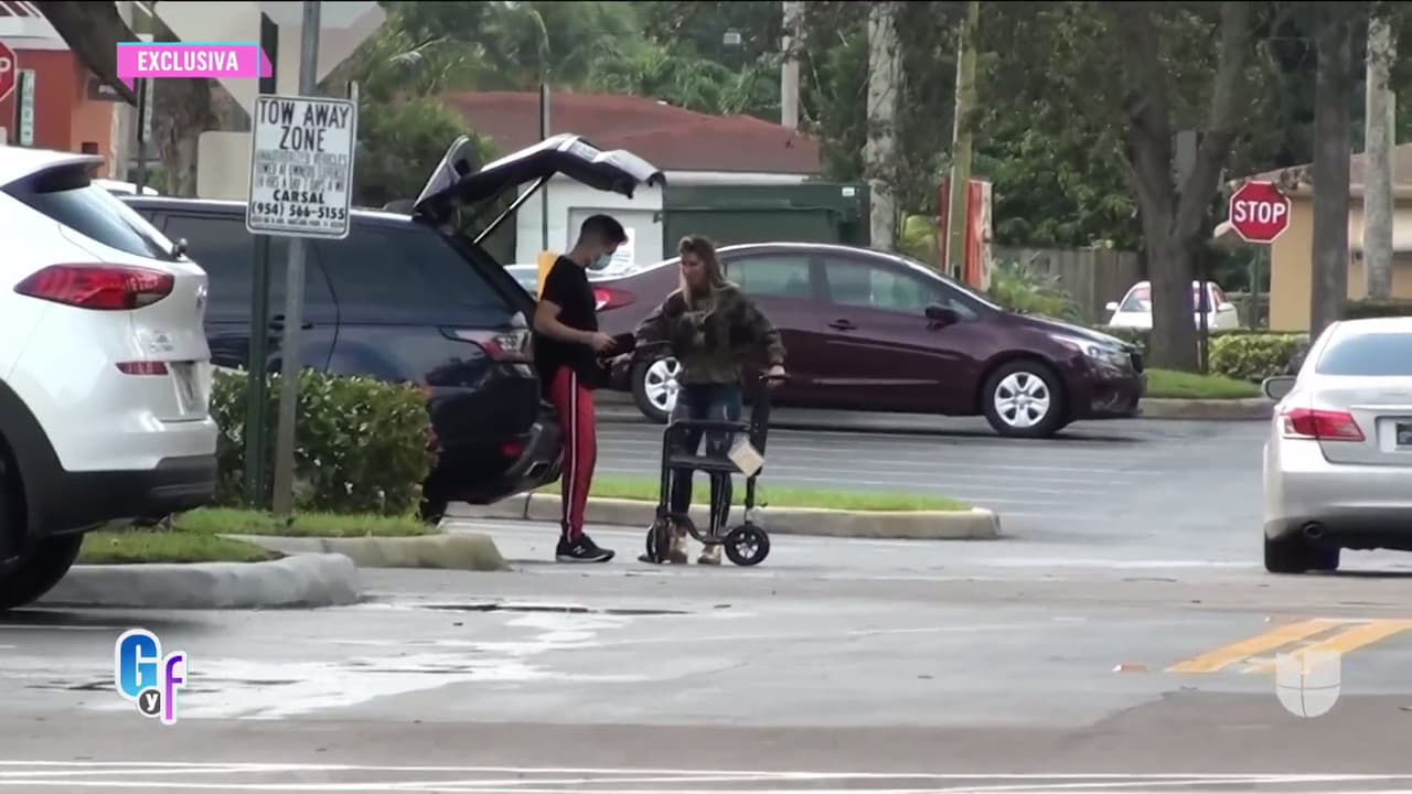 Se le ve de pie al bajar de la camioneta, mientras su esposa
<b><a href="https://www.univision.com/famosos/esposa-de-chyno-miranda-deja-ver-su-lado-maternal-mas-intimo-mientras-el-se-recupera-de-la-paralisis-que-sufrio-video">Natasha Araos</a></b> le llevaba la silla de ruedas, pues de acuerdo con la información presentada en aquel momento, Chyno no podía permanecer mucho tiempo parado, ni caminar largos tramos.
<br>