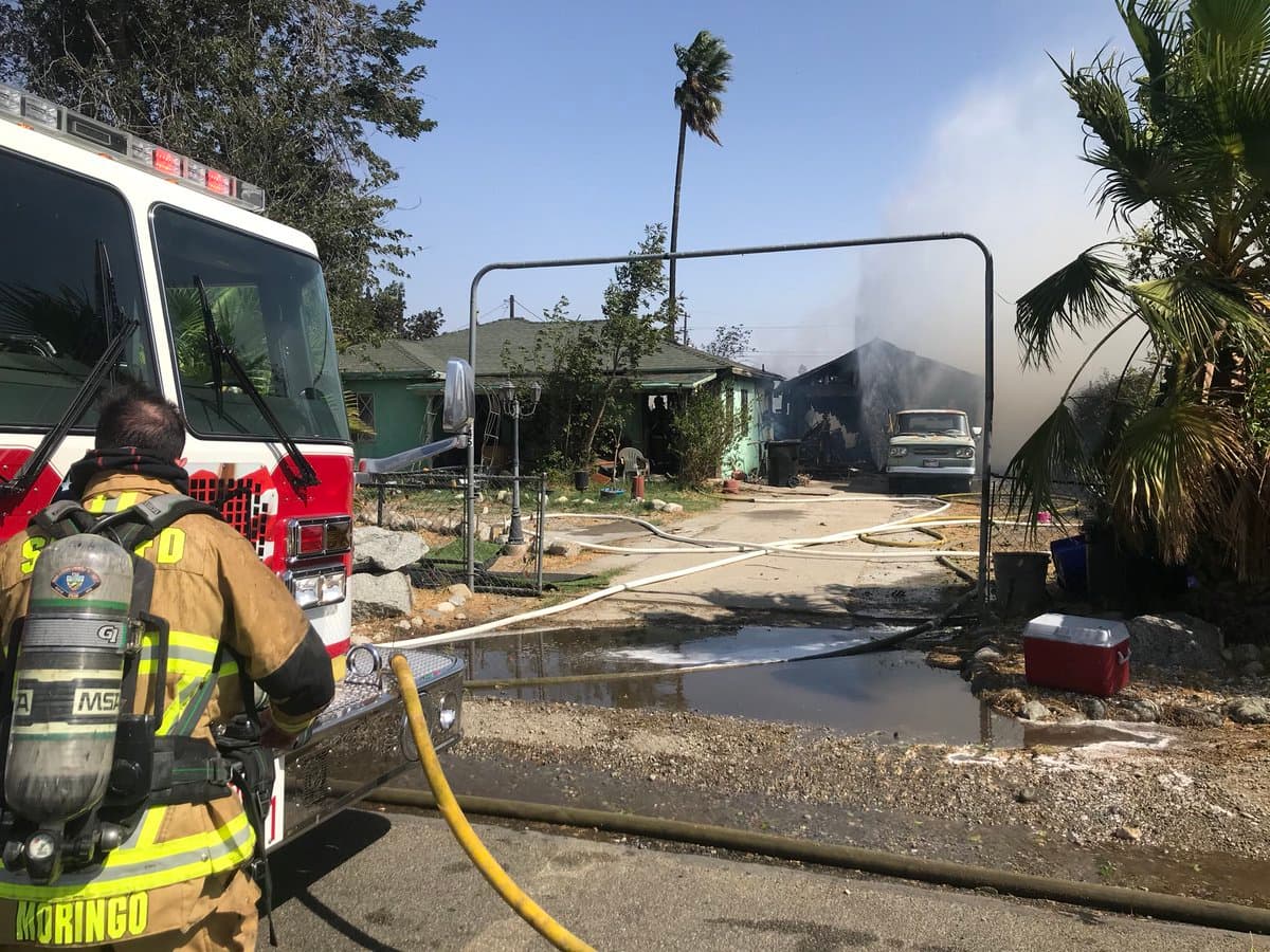 Primeros incendios de maleza ponen en riesgo varias viviendas en el sur de California 