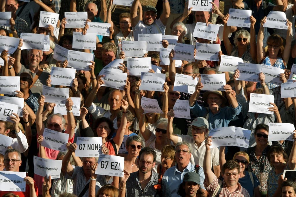 Organizaciones no gubernamentales llamaron a realizar movilizaciones frente a embajadas y consulados brasileños al rededor del mundo. La cuenca es compartida por varios países sudamericanos.
<br>