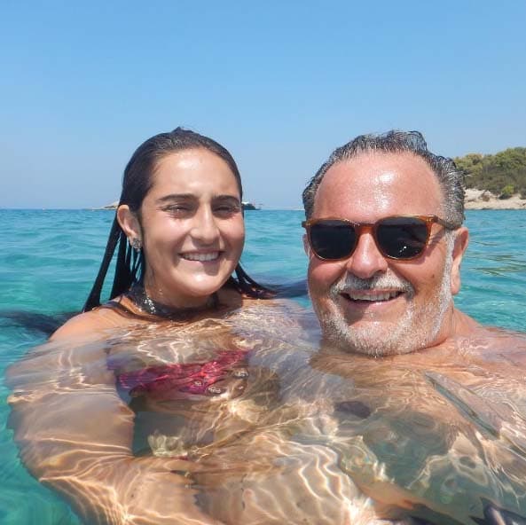 Para Raúl, Mía siempre será su bebé.