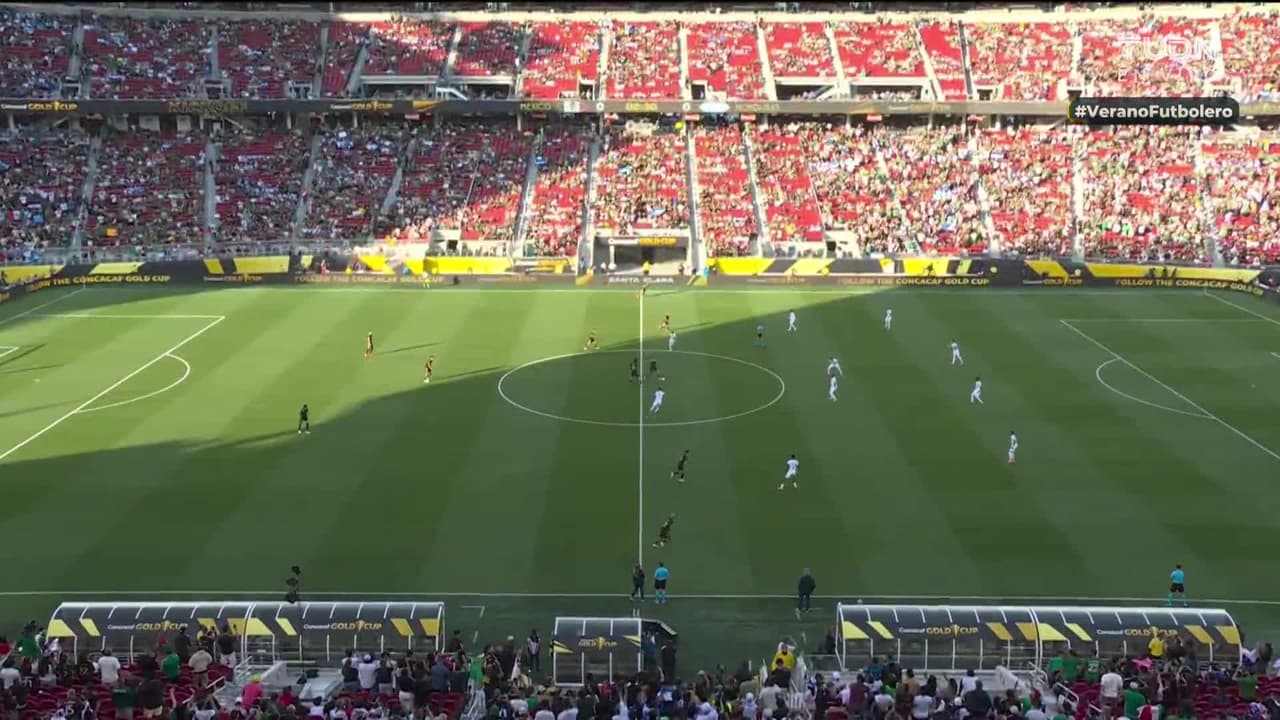 Arranca el partido y la pelota está en juego.