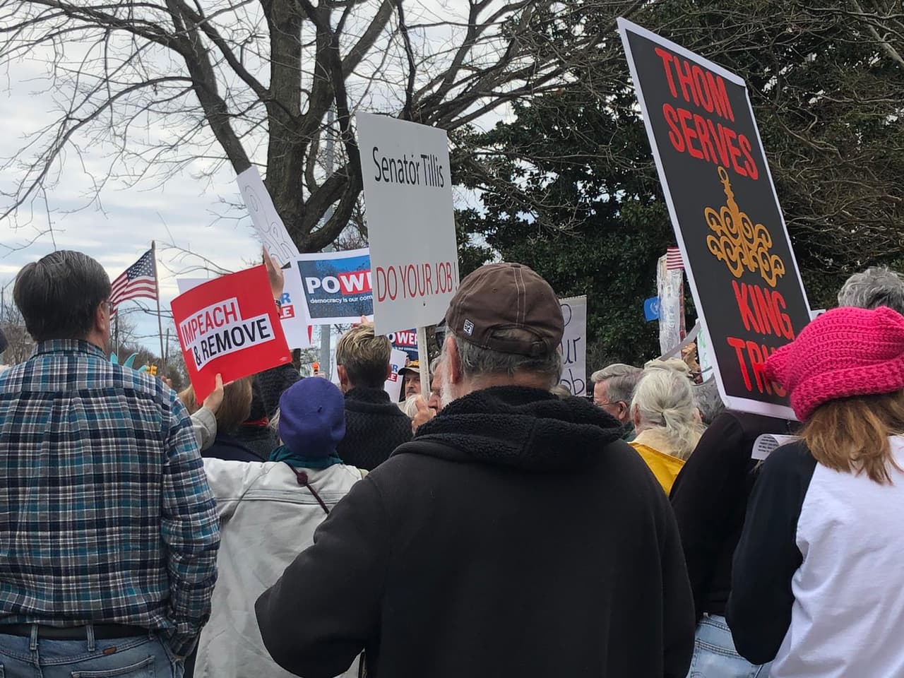 Gerardo Rivera, residente de Texas, viajó hasta Carolina del Norte para alzar su voz. El hispano aseguró que Donald Trump debe ser destituído.