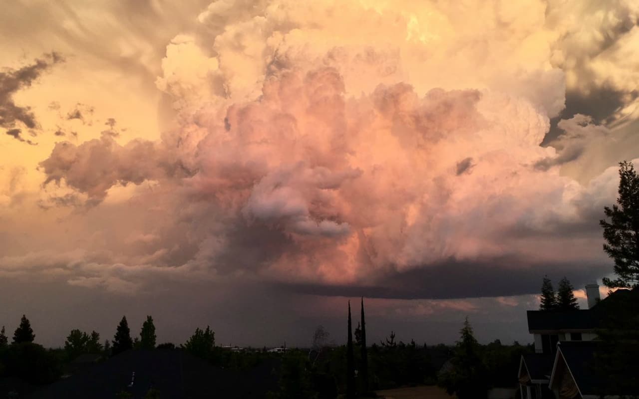 El norte de California ha visto inusuales tormentas invernales en plena primavera. Los cambios en el clima han provocado
<a href="https://www.univision.com/local/san-francisco-kdtv/estos-son-los-records-de-lluvia-que-los-rios-atmosfericos-de-mayo-dejaron-en-el-area-de-la-bahia" target="_blank">cifras récord de lluvias</a> para el mes de mayo y de nieve en la zona de la Sierra Nevada.