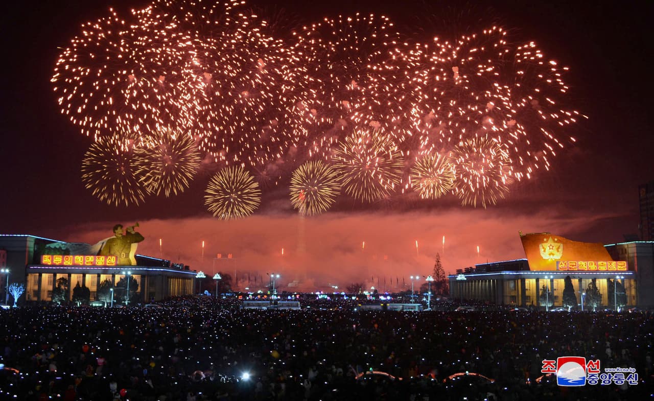 Una toma de la televisión oficial norcoreana ofrece esta estampa de fuegos artificiales en Pyongyang.