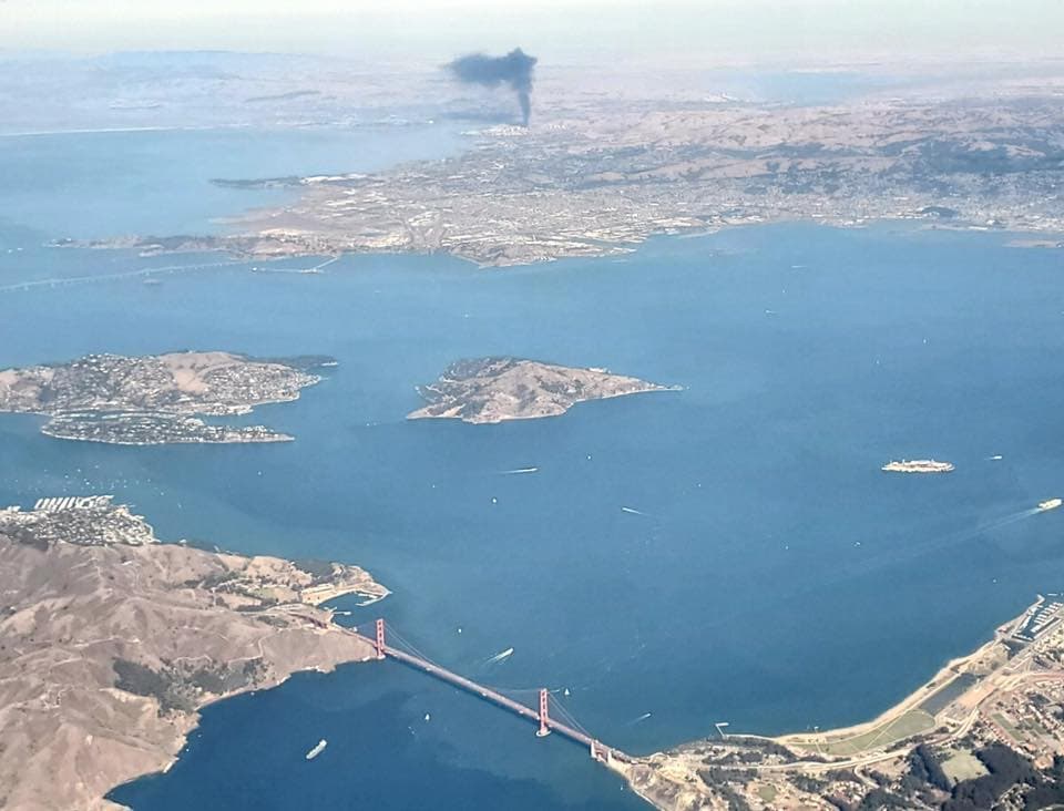 La columna de humo negro que generó el incendio se podía ver de lugares tan lejanos como el puente Golden Gate y el condado de Marin.