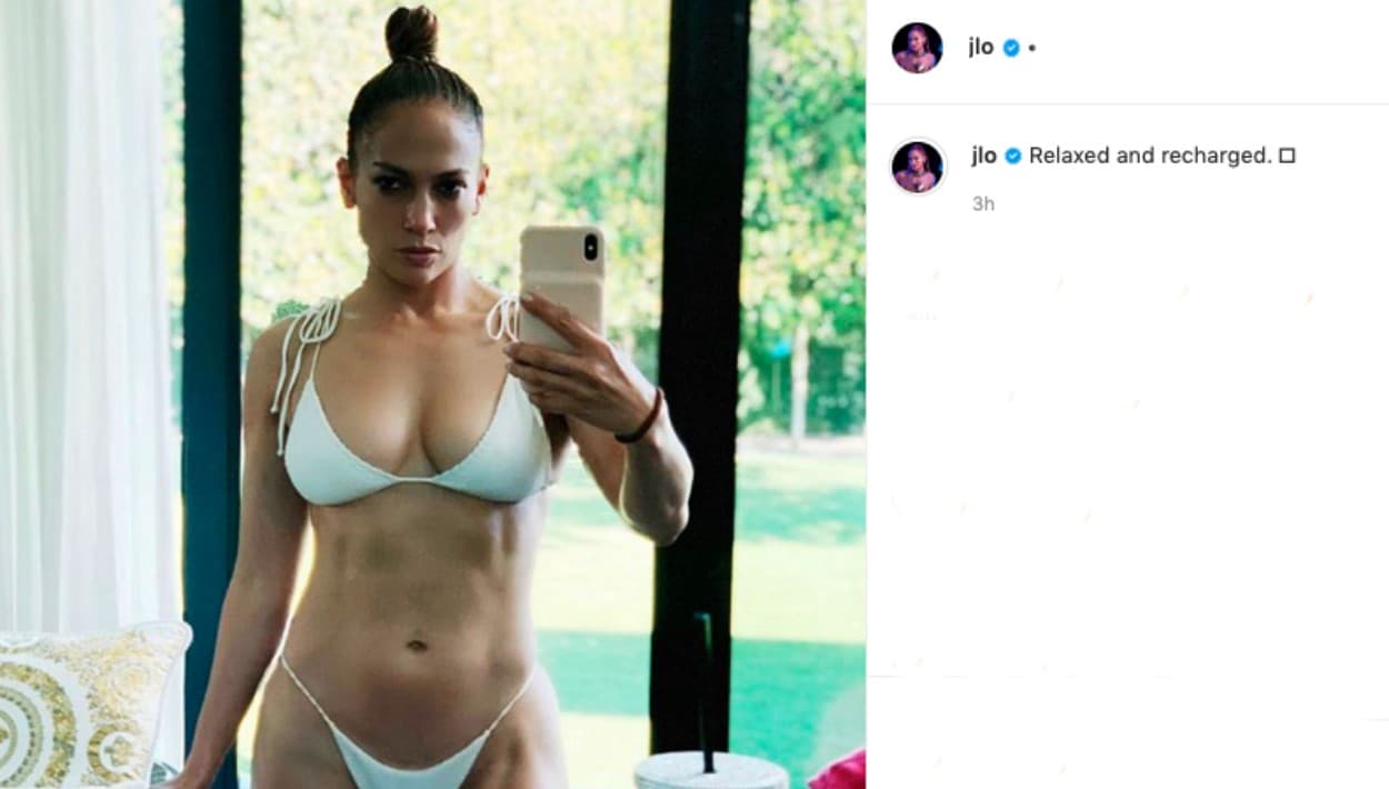 La que no había publicado era
<b><a href="https://www.instagram.com/p/B8oz3papQjz/" target="_blank">una como esta que colgó este domingo</a></b> en su perfil de Instagram. A las 3 horas de haberla compartido, Jennifer López acumulaba
<b> 4.6 millones de 'likes' en Instagram. </b>A partir de la hora 5, los 'me gusta' llegaron con mayor moderación. Sumaban 6 millones, con 7 horas de vida en su perfil.