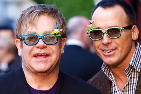 Tras vivir años muy difíciles por las adicciones a las drogas y alcohol, Elton logró dejar todo atrás y el amor le brindó una nueva oportunidad.