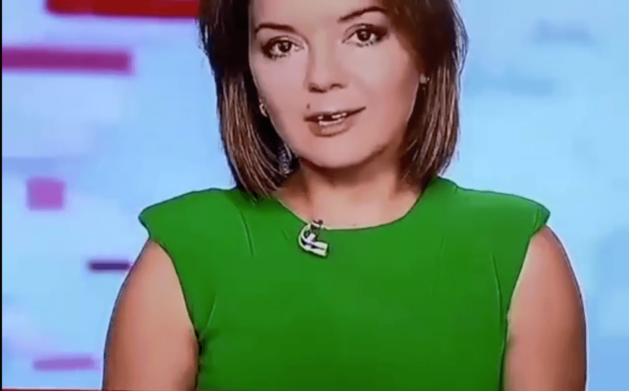 A una presentadora de TV se le cae un diente en vivo... pero ella sigue como si nada