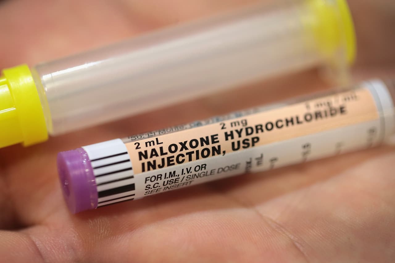 Ante la epidemia de muertes por opioides, equipos de emergencia en varias ciudades portan naloxone, un fármaco usado para contrarrestar las sobredosis.
<a href="https://cvshealth.com/thought-leadership/naloxone-opioid-overdose-reversal-medication" target="_blank">CVS</a> y
<a href="https://www.walgreens.com/topic/pharmacy/naloxone.jsp" target="_blank">Walgreens</a> aseguran que lo venden sin receta en la mayoría de estados.