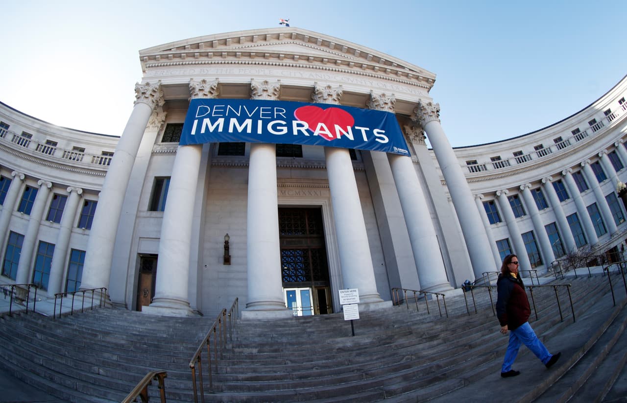 <b>Castigo a las ciudades santuarios.</b> La orden ejecutiva firmada por Trump en enero de 2017 decreta que la presencia indocumentada constituye una amenaza a la seguridad nacional. Esto creó un conflicto entre el Ejecutivo y los estados que se niegan a compartir
<a href="https://www.univision.com/noticias/inmigracion/texto-completo-de-la-orden-ejecutiva-de-trump-sobre-sobre-ciudades-santuario">información sobre los indocumentados con las autoridades federales</a>. En octubre de 2018, Trump amenazó con cortar fondos a las ciudades santuario como Denver, Colorado (en la fotografía).