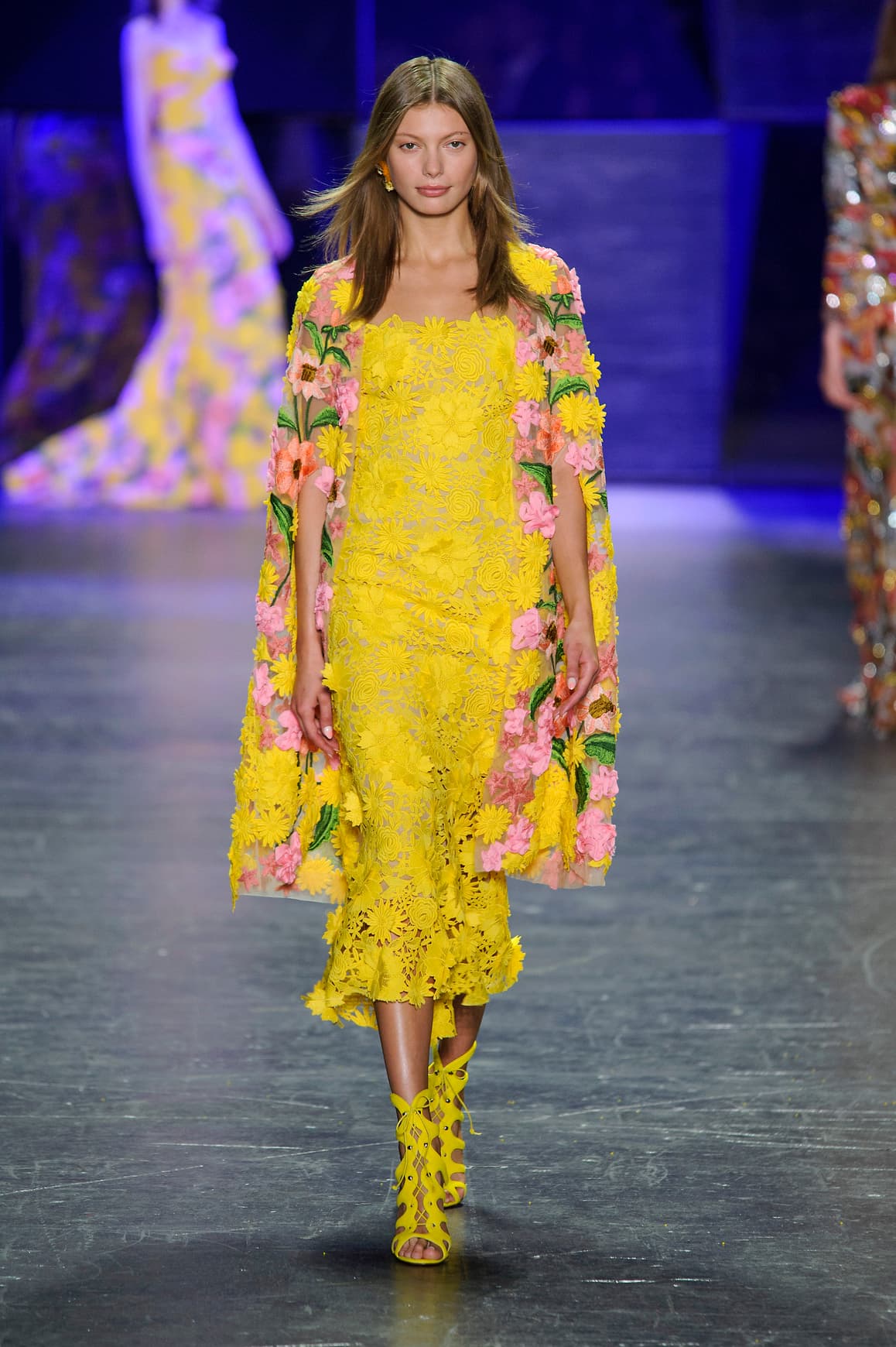 El vestido de intenso amarillo con flores cortadas en 3D fue diseñado por Naeem Khan para la colección Spring 2017 y aún no está a la venta. Michelle le ganó a todas las 'it girls'.