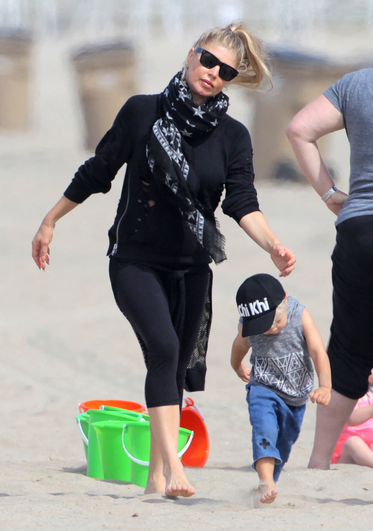 Con un estilo muy rockero ambos pasearon como en una pasarela.