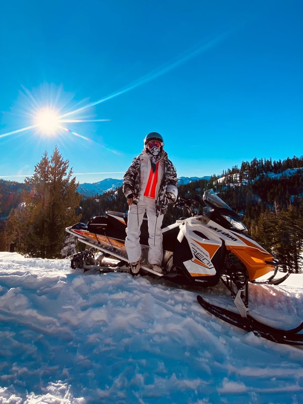 Karol G cambia las motocicletas por las motos de nieve en su aventura por Alaska