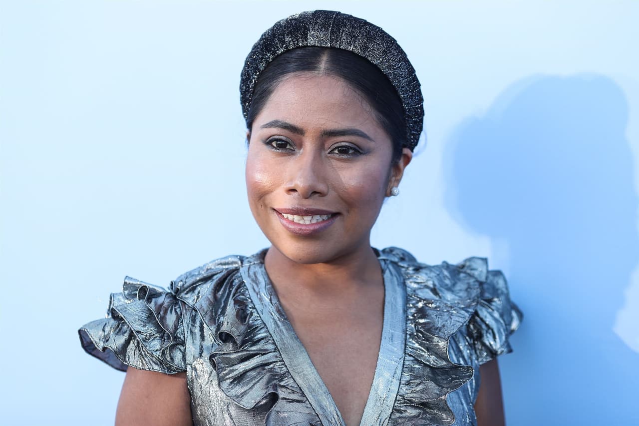 "Cuando vi los comentarios fue lo que más me agradó, que me agradecían 
<b><a href="https://www.univision.com/noticias/edicion-digital/yalitza-aparicio-la-actriz-indigena-de-roma-aparece-en-la-portada-de-vogue-mexico-video" target="_blank">por representarlos en una portada</a></b>", respondió la actriz oaxaqueña con la voz entrecortada.