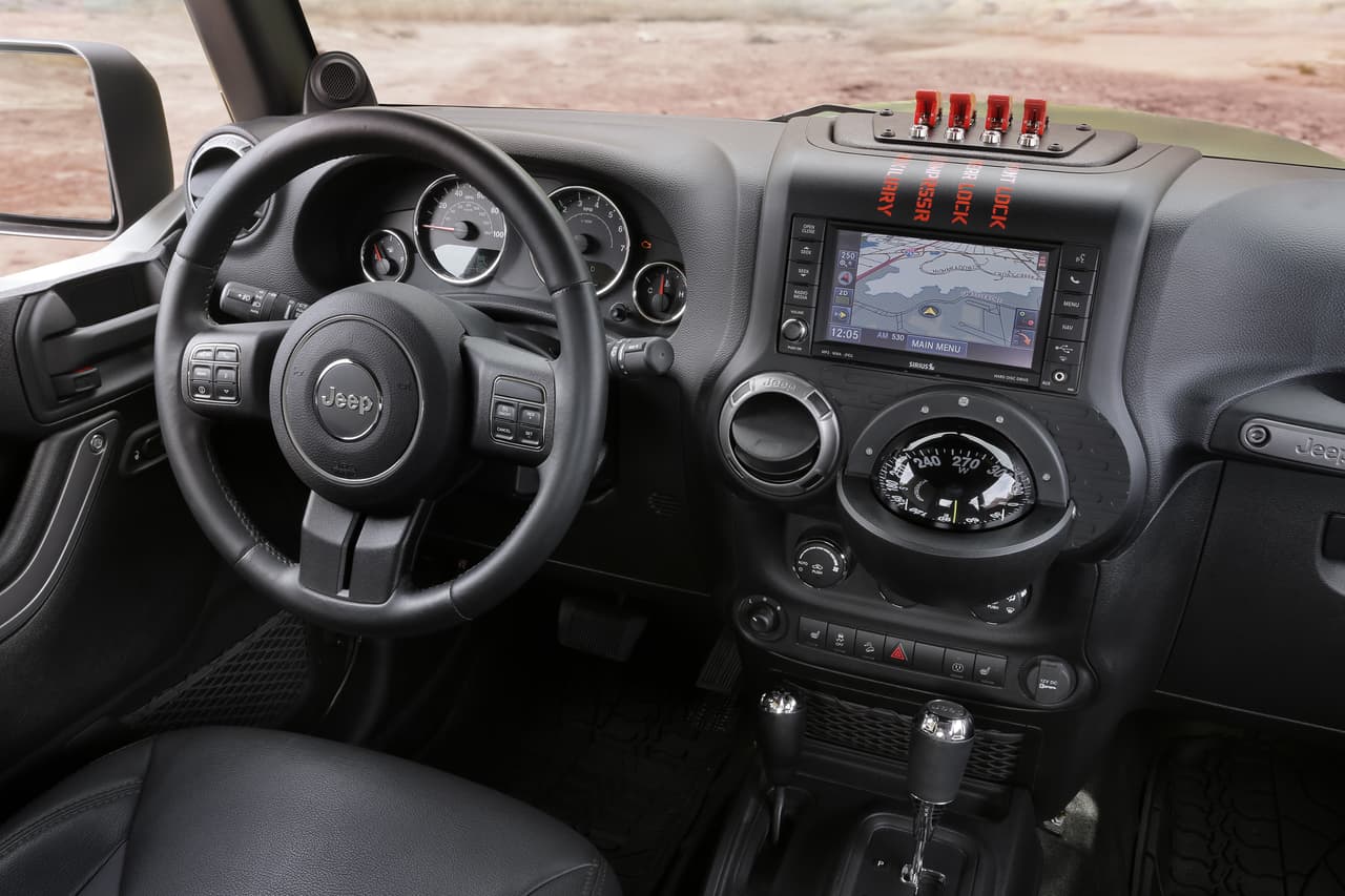 Nada como esta brújula en el tablero de controles del Jeep Crew Chief 715, cuando no tenemos senderos que recorrer