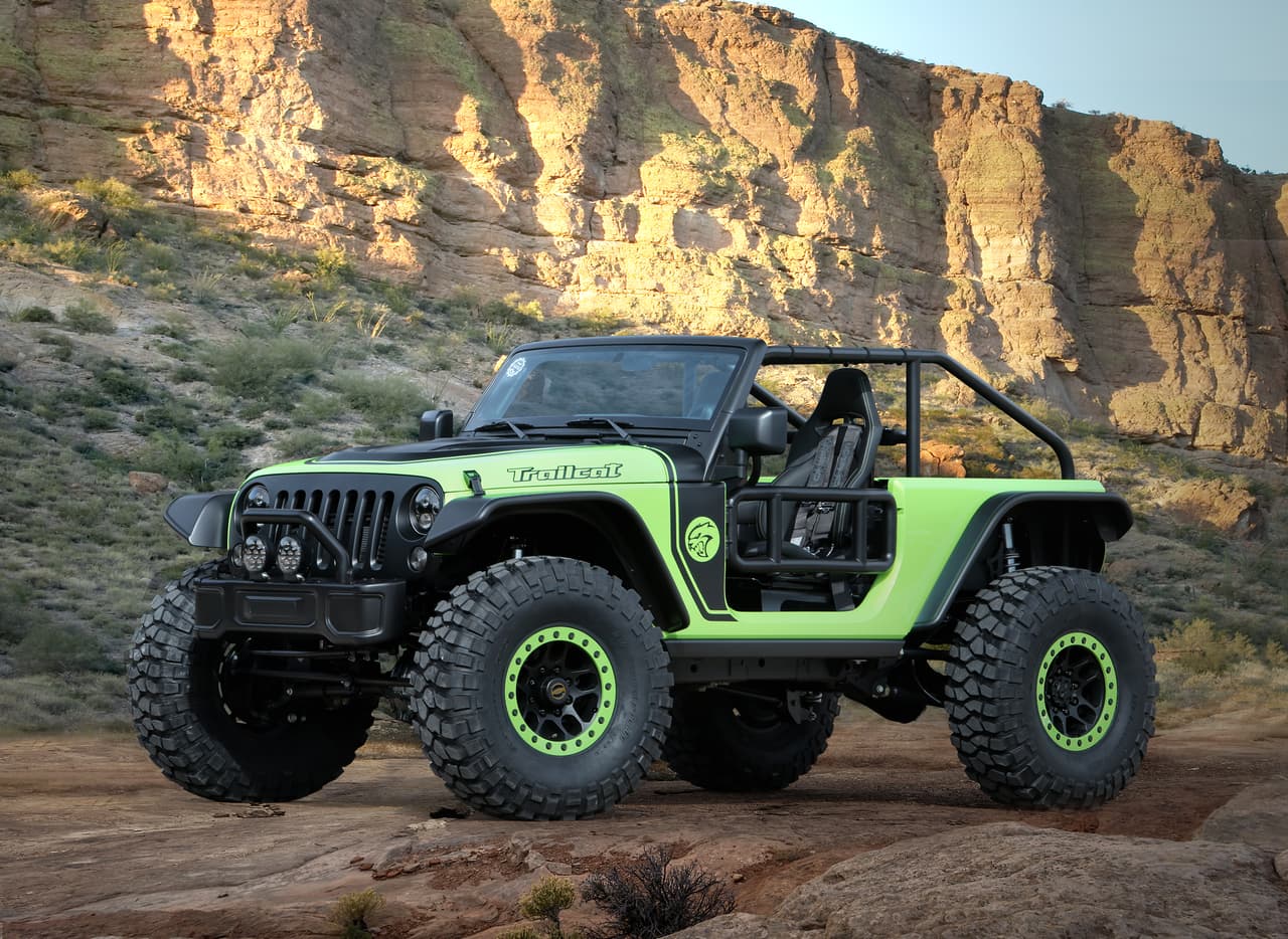 Para acomodar su enorme motor, la distancia de ejes del Jeep Trailcat fue alargada en 12 pulgadas dandole una impactante apariencia