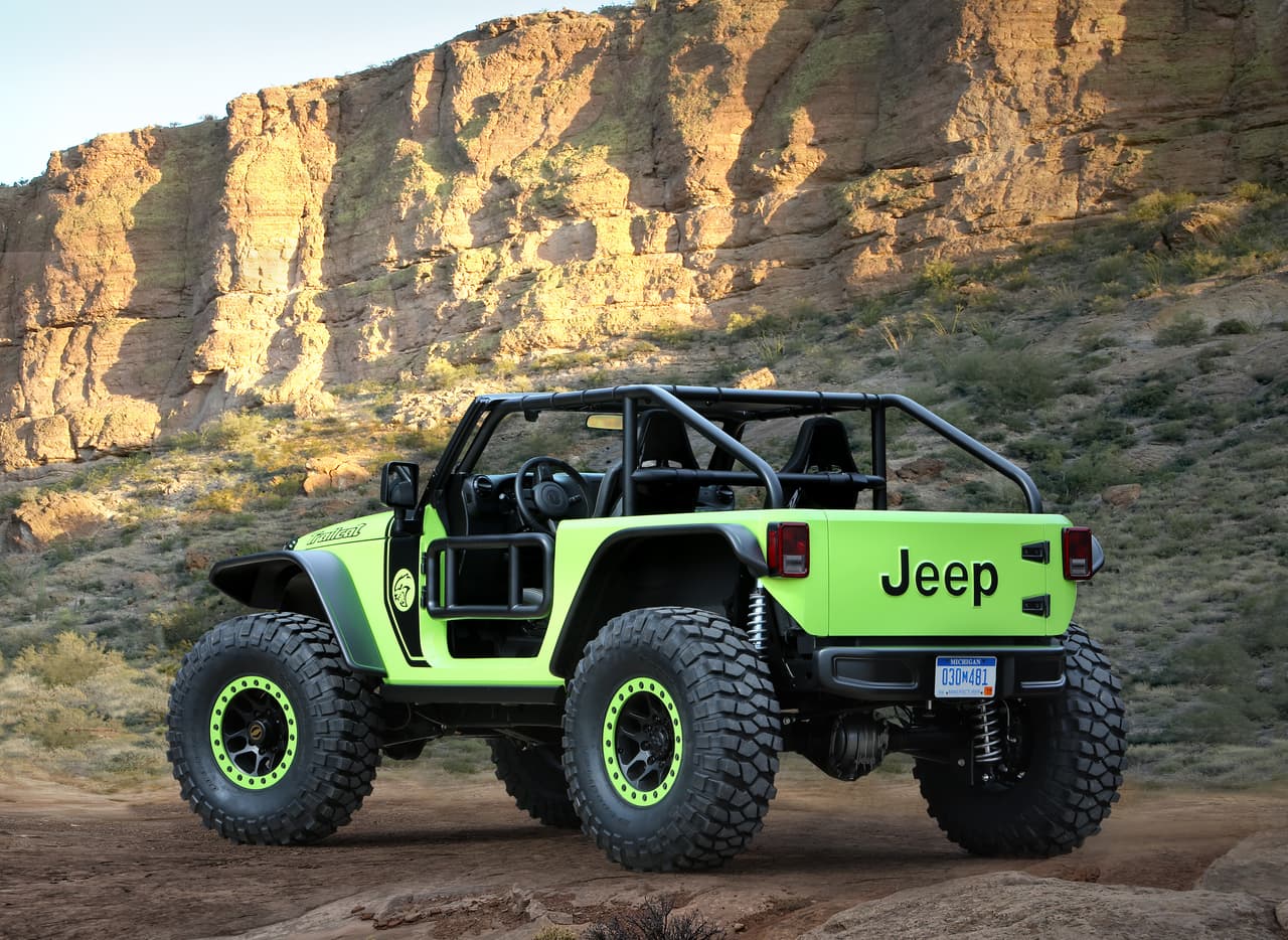 El Jeep Trailcat cuenta además con paragolpes de acero, ruedas de 17 pulgadas, ejes frontal y trasero Dana 60 y amortiguadores Fox para mayor capacidad todoterreno