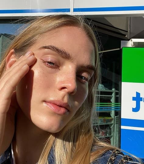 Sobre Jordy Murray, la modelo de 26 años con la que Cody Simpson fue visto en Nueva York, Alli dijo que
<b>"ella es su mejor amiga".</b>