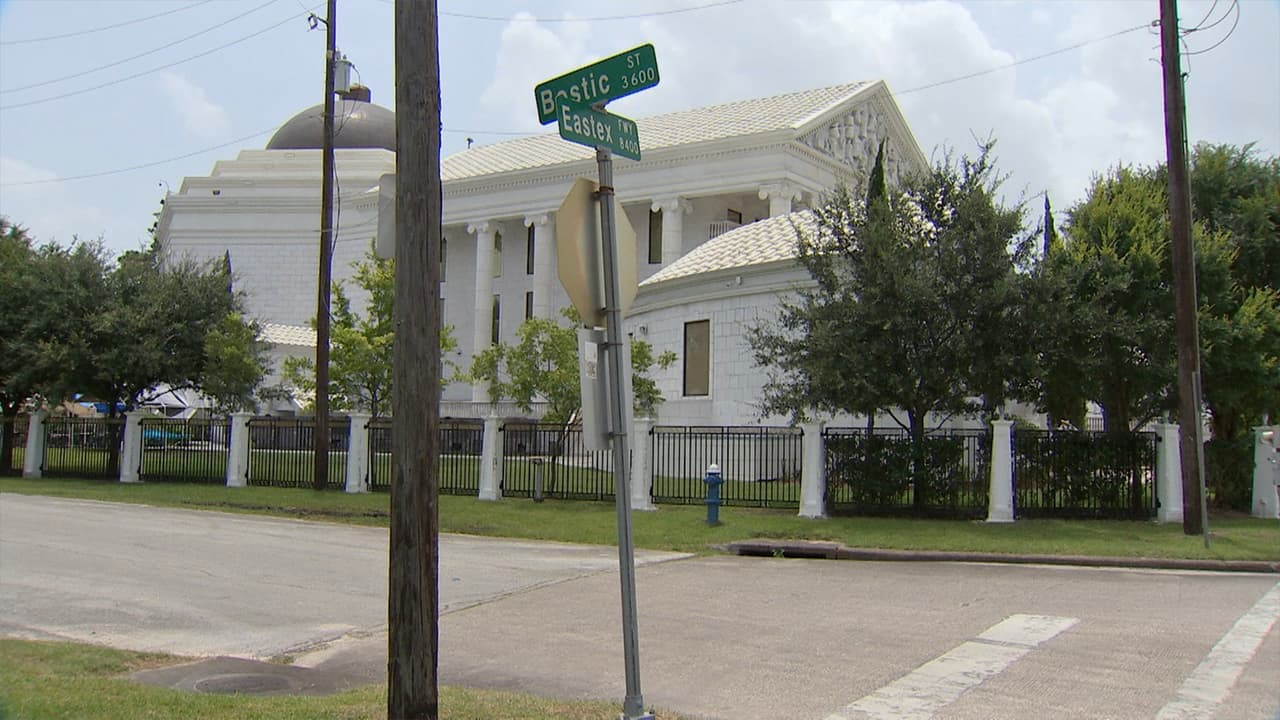 Los hechos ocurrieron alrededor de las 12:45 pm cuando más de 12 disparos impactaron la estructura del templo, según dice la iglesia 
<a href="https://www.facebook.com/lldmhouston/photos/pcb.1923571871125075/1923571784458417/" target="_blank">en un comunicado</a>.