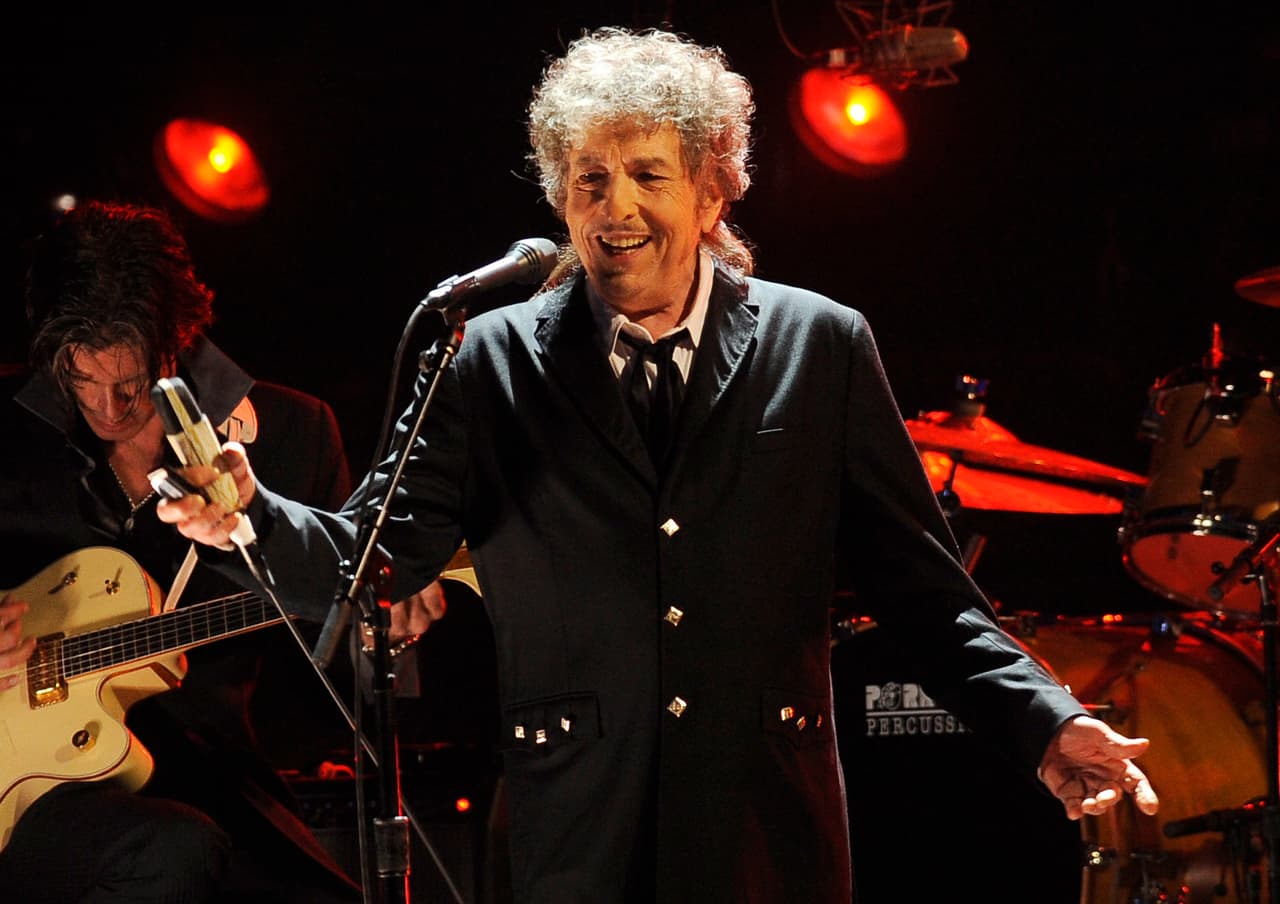 Bob Dylan fue galardonado con el Premio Nobel de Literatura 2016, una noticia que tomó a todos por sorpresa. En las redes sociales los memes acerca de la polémica premiación y las burlas hacia el escritor japonés Haruki Murakami no se han hecho esperar.