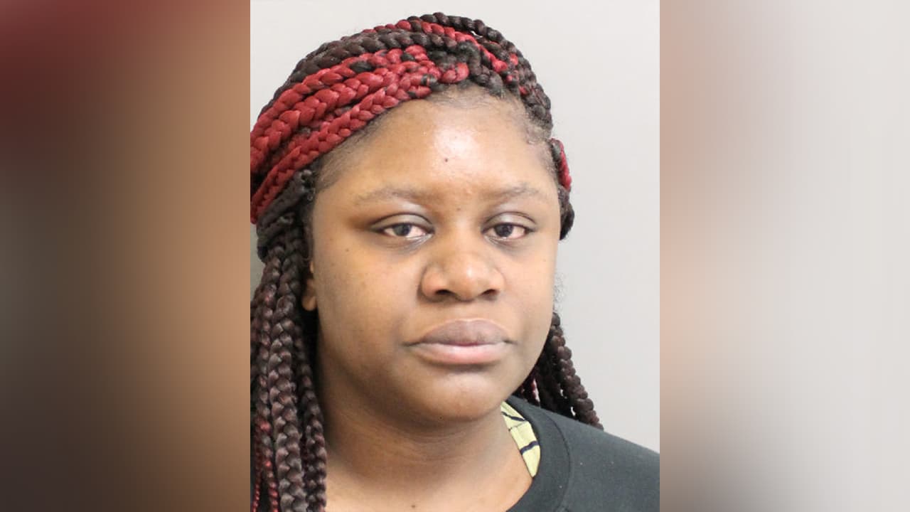 Arrestan a madre de familia sospechosa de agredir a pareja hispana a la salida de una escuela al noreste de Houston