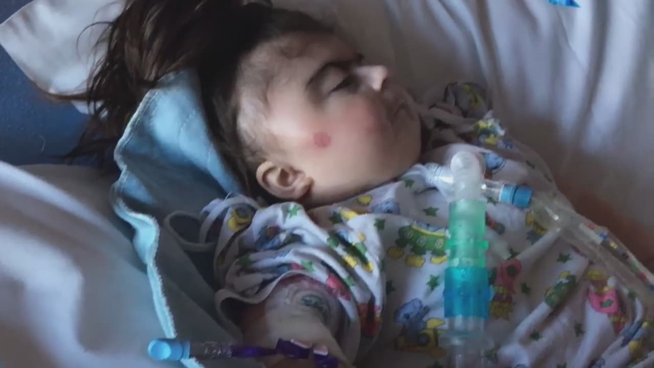 “Tengo la esperanza de que algún día pueda caminar", una madre lucha por ayudar a su hija