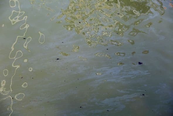 Continúan las labores de limpieza tras derrame de petróleo