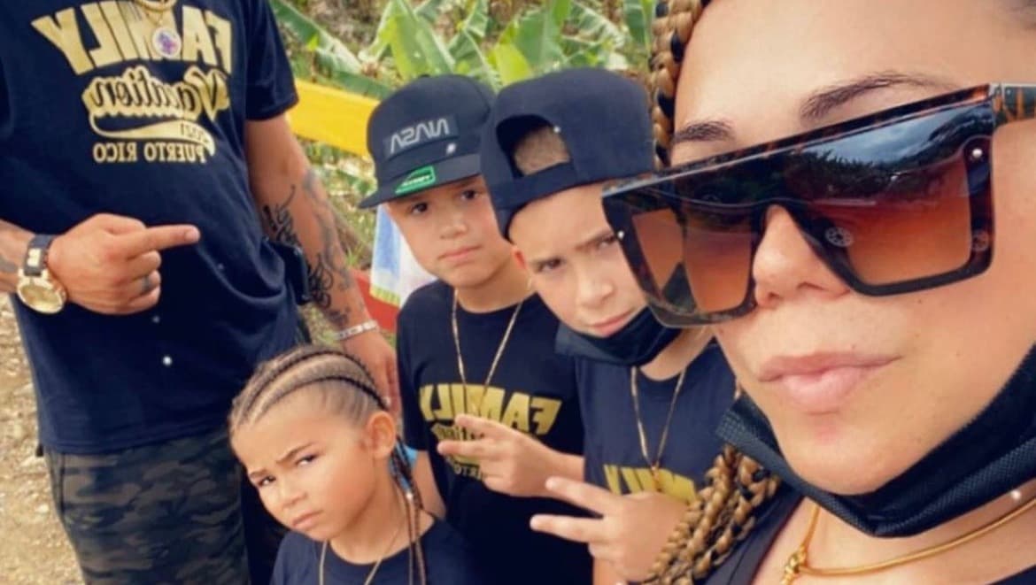 Yasmín Santana-Vega, su tres hijos y su esposo.