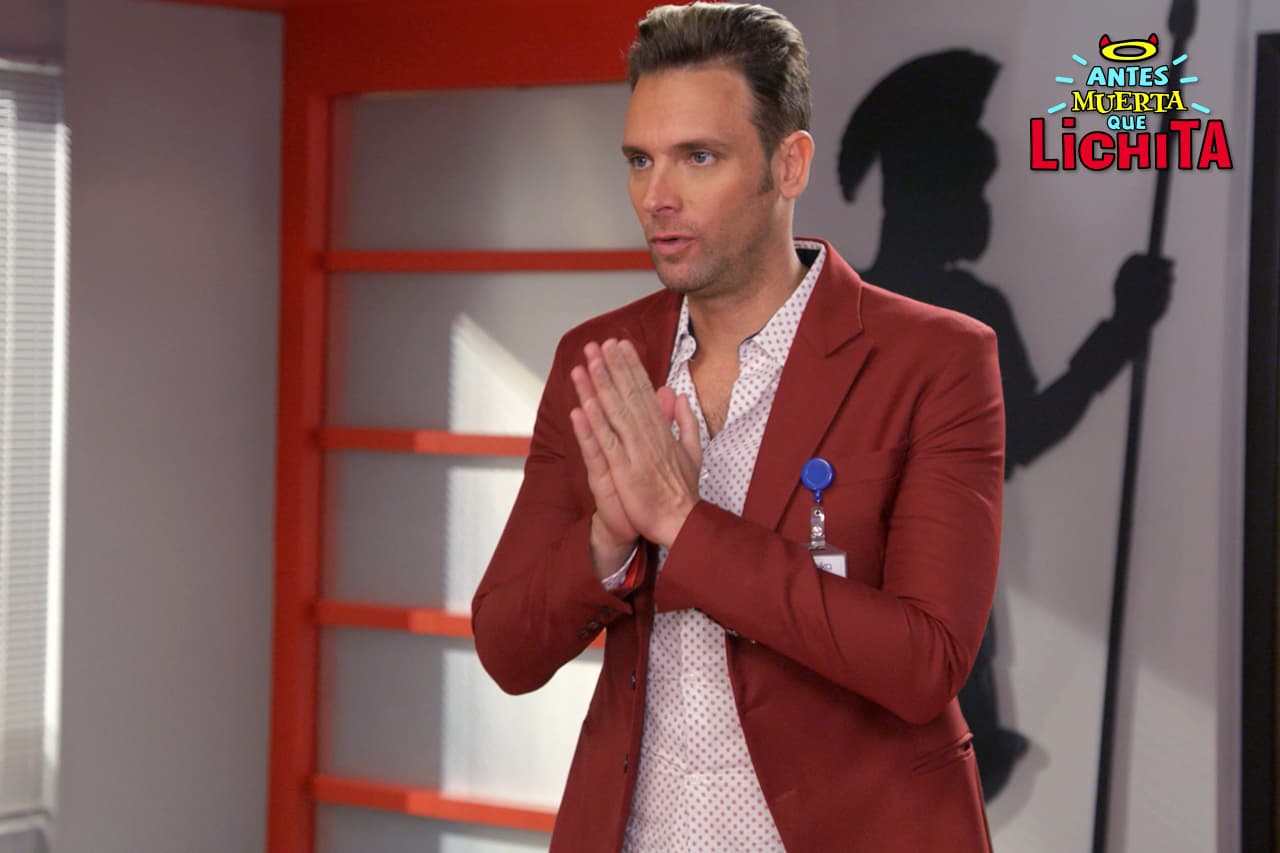 Augusto decide contratar de nuevo a Néstor.