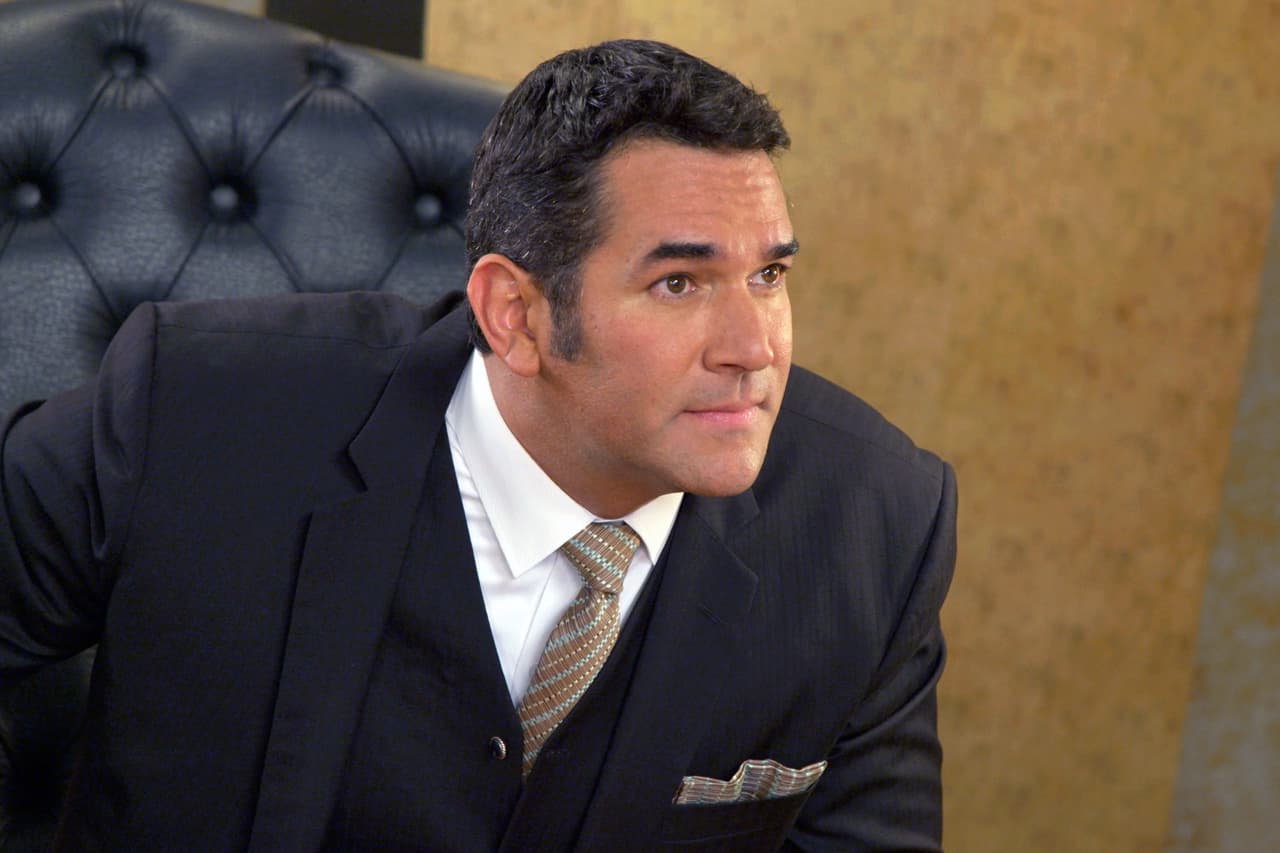 Augusto acusa a Néstor de ser el espía infiltrado y lo despide de Icónika.