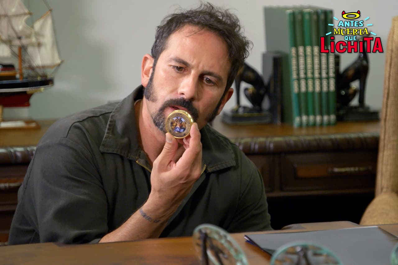 Gumaro descubre en un cajón del despacho de Augusto el pastillero perdido de Rafael.