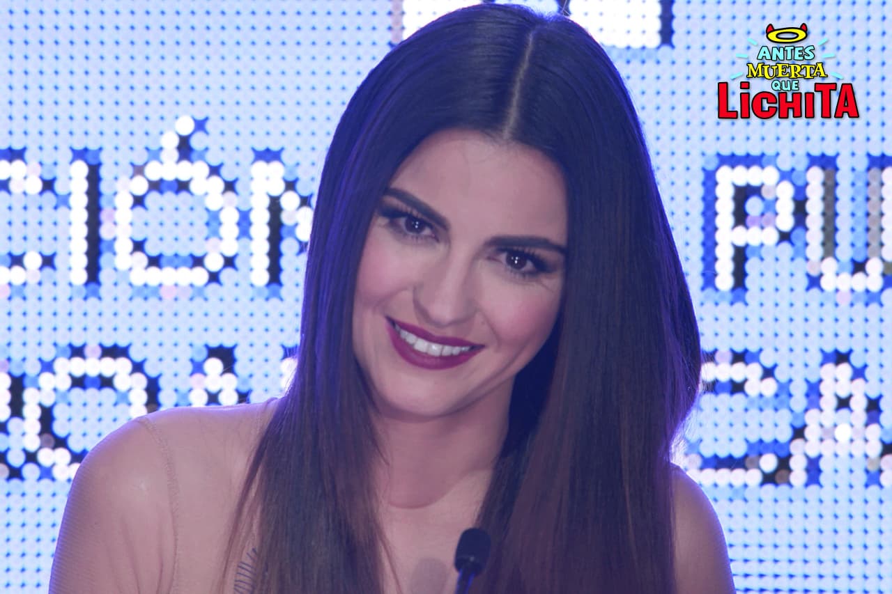 Augusto anuncia formalmente ante la prensa y los miembros de la API que Alicia es la nueva Directora General de Icónika.