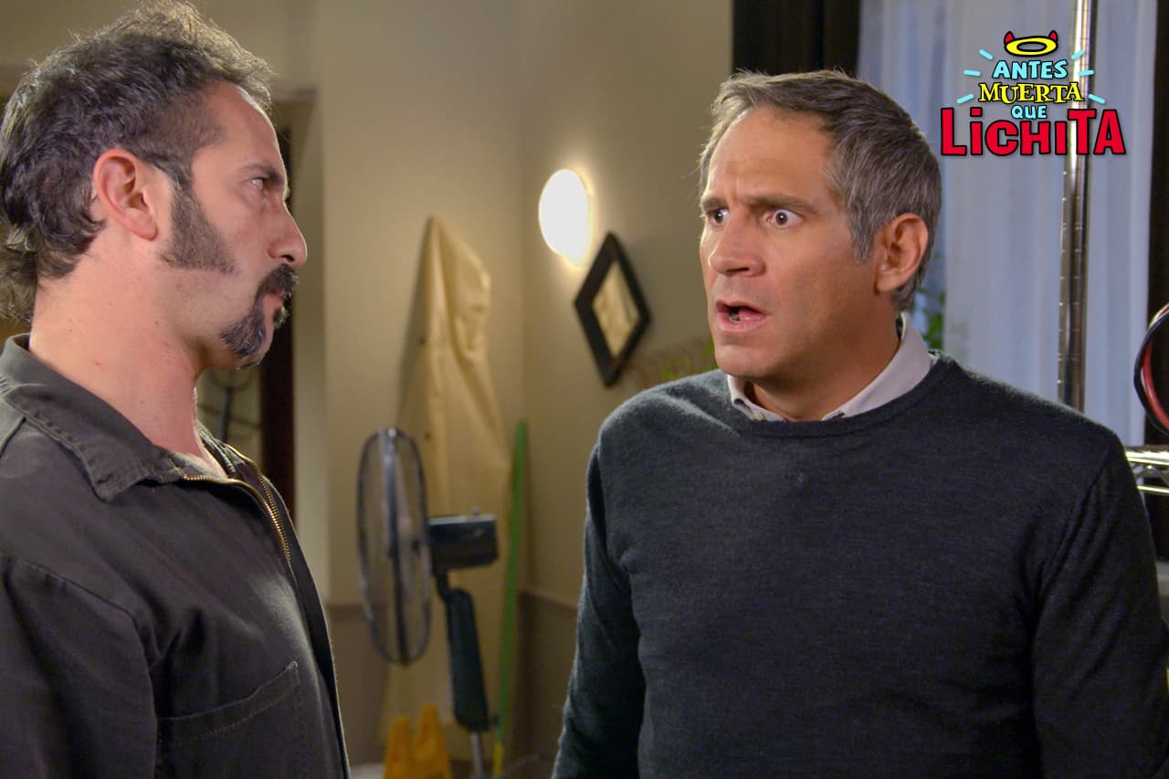 Roberto descubre que Augusto planea usar a Alicia como su chivo expiatorio.