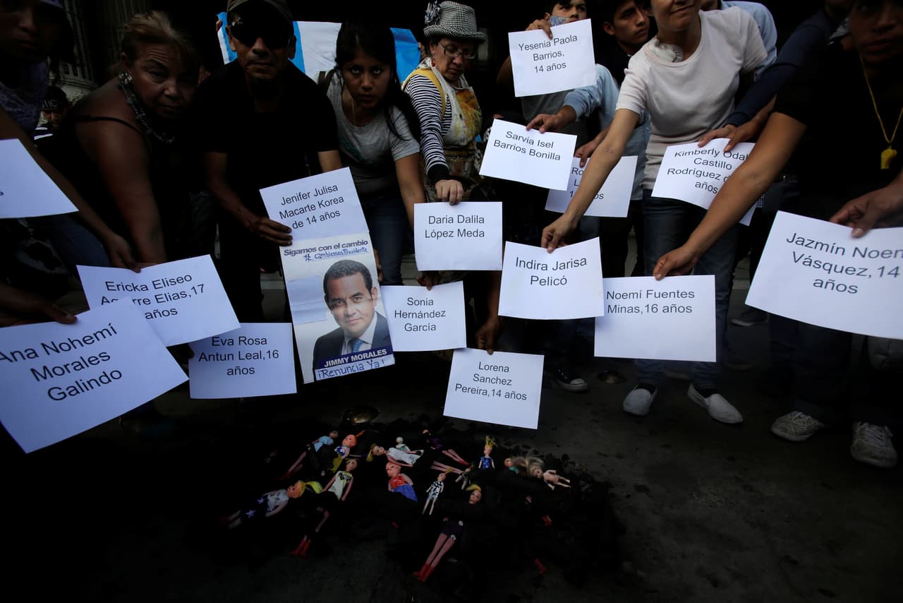 Ana Nohemí Morales, Lorena Sánchez, Eav Rosa Antún... son los nombres de tres de las 39 víctimas mortales del incendio iniciado por las niñas luego de que fueron encerradas en un salón de clases del centro Virgen de Asunción. (Saúl Martínez/Reuters)