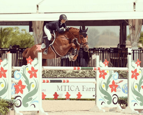 Para Eve la opción de estudiar en Academia Upper Echelon vía online fue la oportunidad perfecta para compaginar sus estudios de bachillerato con las competencias ecuestres.