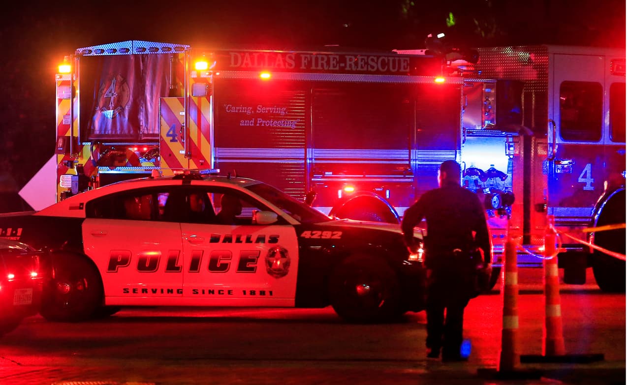 A pesar de tratarse de una protesta pacífica, los disparos hicieron que el caos se adueñara de la ciudad. La tensión se extendió durante la madrugada de este viernes después de que uno de los atacantes se atrincherara en un garaje y continuara disparando, a la vez que aseguraba que había bombas en el centro de la ciudad.