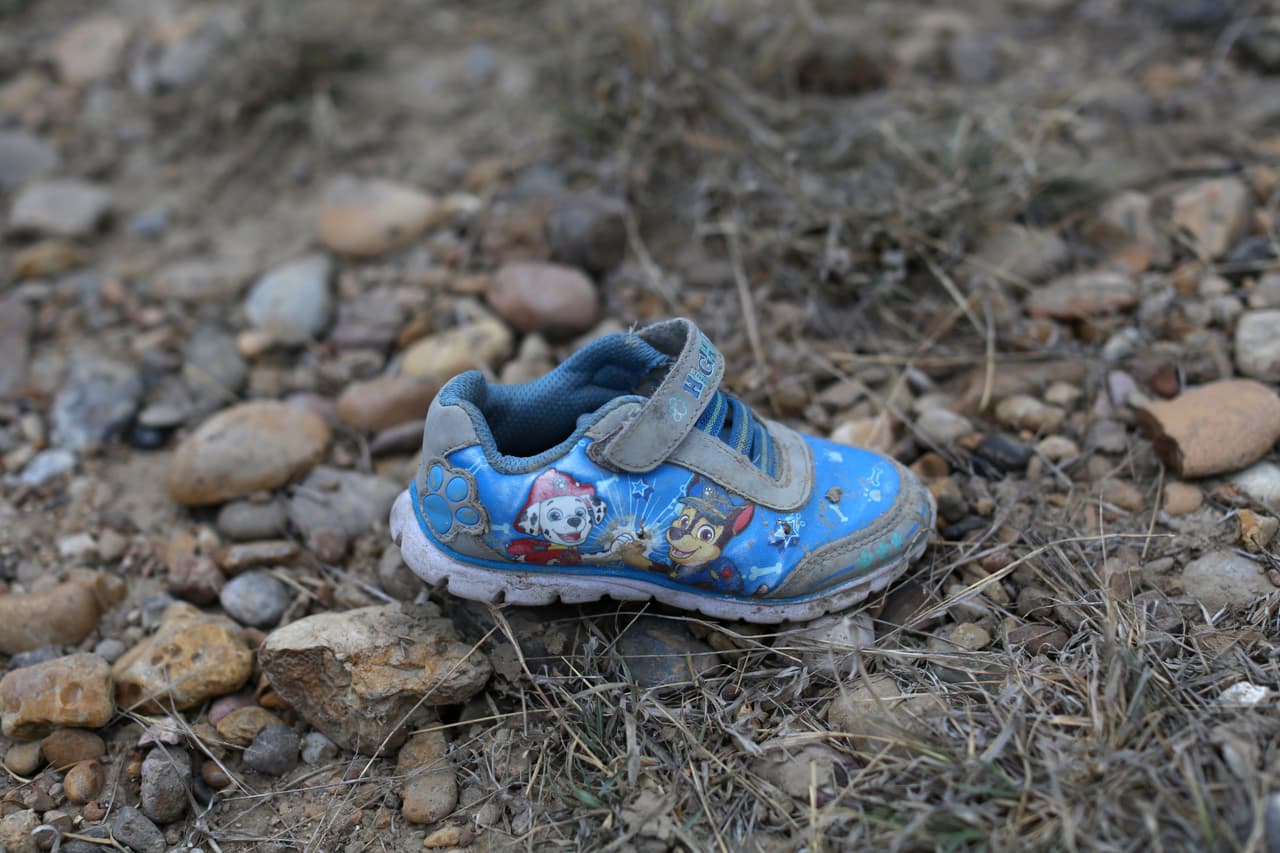 El zapato de un niño a pocos metros de la frontera, en una imagen tomada en Roma (Texas), una localidad de 10,000 habitantes que se ha convertido en uno de los epicentros de la crisis migratoria al sur de EEUU. La zona es un centro de operación del Cartel del Golfo,
<a href="https://www.univision.com/noticias/inmigracion/embarazada-inmigrante-indocumentada-cruza-frontera-roma-texas" target="_blank">de acuerdo con reportes de Univision Noticias</a>.
<br>
<br>