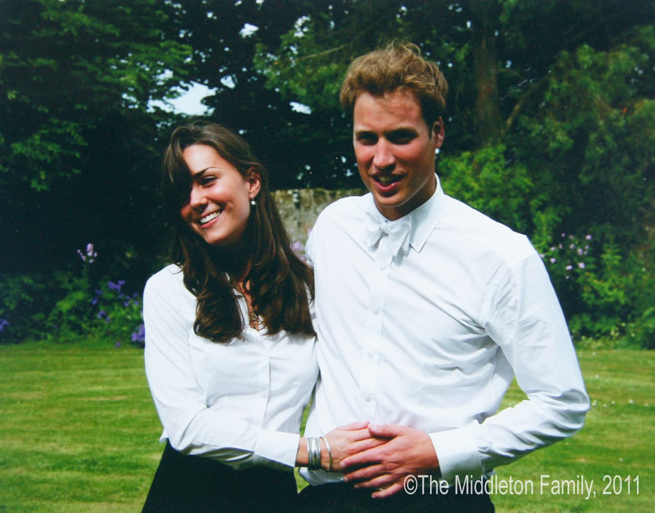 Cuando ambos estudiaban en la Universidad de St Andrews, en Escocia, él le llegó a preparar algunas cosas para 
<b><a href="https://www.univision.com/famosos/kate-middleton-y-el-principe-william-cumplen-9-anos-de-casados-esta-es-su-historia-de-amor-y-la-de-su-rompimiento-fotos" target="_blank">tratar de conquistarla. </a></b>
<br>