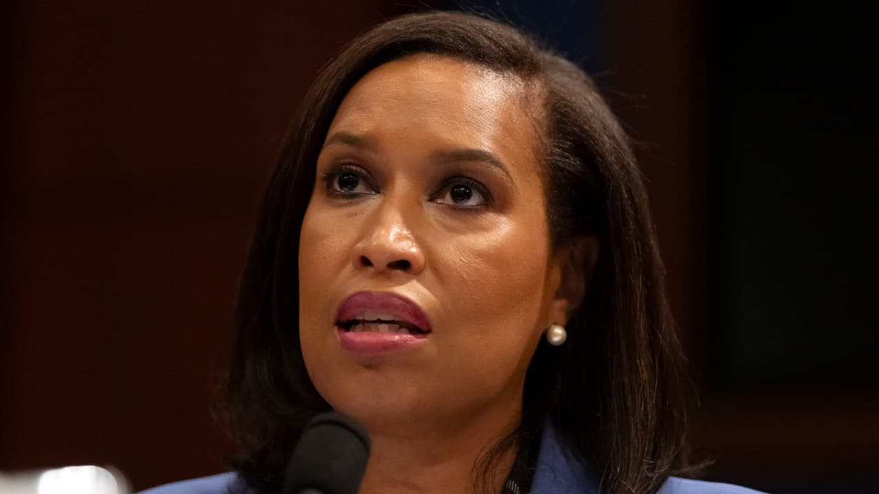 Colaboración de policía de DC con ICE rompió confianza ciudadana, reconoce Bowser